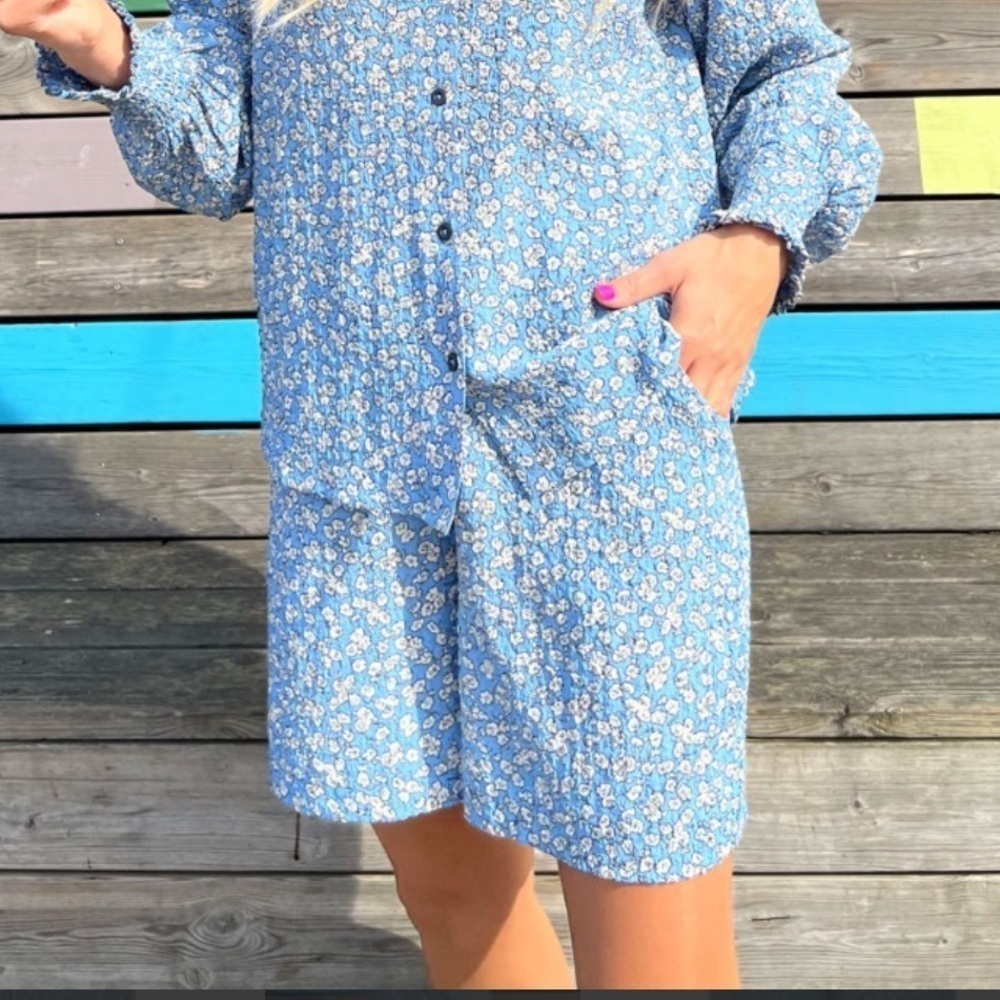 Ichi Shorts floral high waisted - Little Boy Blue Outline
Flower - Picture 2 of 11